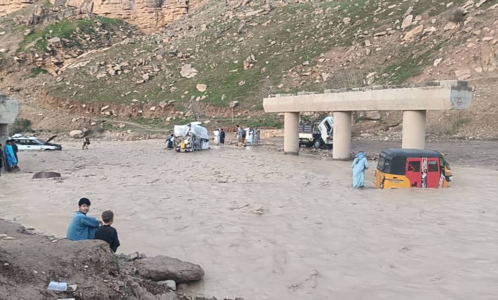 تخریب بخشِ از جاده قلعهنو–هرات بر اثر سیل؛ شهروندان بادغیس نسبت به انسداد این جاده هشدار میدهند تخریب بخشِ از جاده قلعهنو–هرات بر اثر سیل؛ شهروندان بادغیس نسبت به انسداد این جاده هشدار میدهند